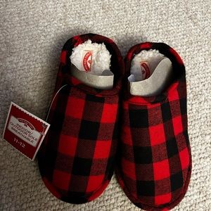 Toddler slippers/new with tags/size 9-10/ indoor outdoor soles